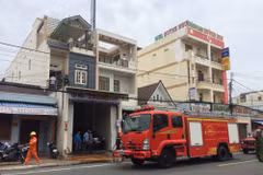 Xe cứu hỏa được điều động đến dập tắt đám cháy. (Ảnh: Huỳnh Thế Anh/TTXVN)