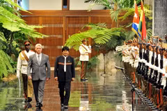 Chủ tịch Cuba Miguel Díaz-Canel và Tổng thống Bolivia Evo Morales duyệt đội danh dự trong lễ đón chính thức. (Ảnh: Vũ Hà/TTXVN)