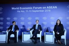 Chủ tịch Diễn đàn Kinh tế Thế giới Borge Brende (giữa) bày tỏ sự hài lòng về kết quả Hội nghị WEF ASEAN 2018 diễn ra tại Hà Nội, từ 11-13/9/2018. (Ảnh: Lâm Khánh/TTXVN)
