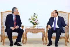 Thủ tướng Nguyễn Xuân Phúc tiếp ông George Mavrikos, Tổng thư ký Liên hiệp Công đoàn Thế giới (WFTU). (Ảnh: Thống Nhất/TTXVN)