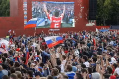 Cổ động viên tại khu Fanzone ở Moskva. (Ảnh: AFP/TTXVN)