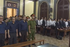 Các bị cáo nghe tuyên án tại phiên tòa, chiều 31/5. (Ảnh: Thành Chung/TTXVN)