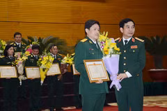 Khen thưởng các nhà giáo quân đội đạt chuẩn giáo sư, phó giáo sư
