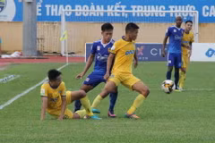 Một pha tranh chấp bóng giữa cầu thủ 2 đội. (Ảnh: Duy Hưng/TTXVN)