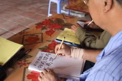 Sau nhiều năm theo học, các lão sinh có thể viết chữ Hán Nôm thành thạo. (Ảnh: Nguyễn Thảo/TTXVN)
