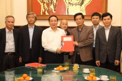 Đinh Ngọc Hệ, nguyên Phó Tổng giám đốc Tổng Công ty Thái Sơn (đứng giữa, hàng sau), tại một buổi lễ ký kết hợp đồng. (Ảnh: Mt.gov.vn)