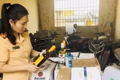  540 chai rượu ngoại không có giấy tờ hợp lệ bị lực lượng cảnh sát giao thông bắt giữ. (Ảnh: Trịnh Duy Hưng/TTXVN)