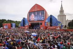 Cổ động viên theo dõi trận đấu ở Fanzone Đồi Chim sẻ trước Đại học Moskva ngày 14/6. (Ảnh: AFP/TTXVN)