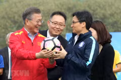 Tổng thống Hàn Quốc Moon Jae-in tặng Phó Thủ tướng Vũ Đức Đam quả bóng có chữ ký của ông. (Ảnh: Quốc Khánh/TTXVN)
