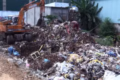 Hiện trường chôn lấp trái phép chất thải công nghiệp. (Ảnh: Nguyễn Văn Việt/TTXVN)