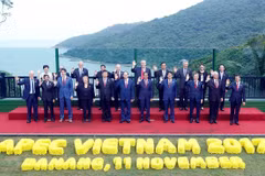 Chủ tịch nước Trần Đại Quang và các Trưởng đoàn dự Hội nghị các Nhà lãnh đạo Kinh tế APEC lần thứ 25 chụp ảnh chung. (Ảnh: TTXVN)