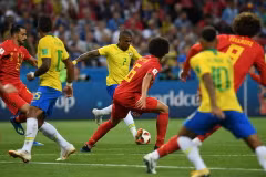 Tình huống tranh bóng giữa các cầu thủ Brazil và Bỉ. (Ảnh: THX/TTXVN)