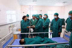 Các lãnh đạo tỉnh Thái Nguyên thăm hỏi, động viên cháu Vũ Đức Nhân, sinh năm 2013, đang được điều trị tích cực tại Bệnh viện Trung ương Thái Nguyên. (Ảnh: Thu Hằng/TTXVN)