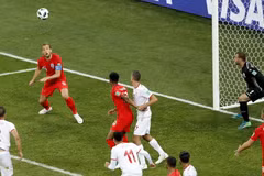 Cầu thủ Harry Kane của Anh (trái) sút bóng vào lưới Tunisia trong trận đấu ở bảng G World Cup 2018 tại Volgograd, Nga ngày 18/6. (Ảnh: EFE-EPA/TTXVN)