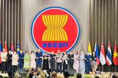 Tổng Thư ký ASEAN, Tiến sỹ Kao Kim Hourn và Đại sứ Phái đoàn thường trực các nước tại ASEAN dự buổi lễ. (Ảnh: Đỗ Quyên/TTXVN)