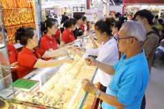 Cảnh mua bán tập nập trong một cửa hàng vàng ở Chợ Sáng tại thủ đô Vientiane. (Ảnh: Xuân Tú/TTXVN)