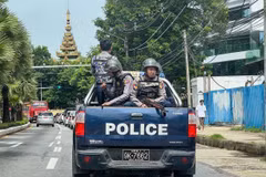 Cảnh sát tuần tra trên đường phố tại Yangon, Myanmar. (Ảnh: Getty Images/TTXVN)