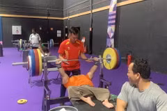 Các VĐV cử tạ Lê Văn Công và Nguyễn Bình An trong giờ tập với huấn luyện viên Lê Quang Thái. (Ảnh: TTXVN phát)
