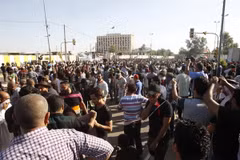 Hàng nghìn người biểu tình tụ tập tại trung tâm thủ đô Baghdad. (Nguồn: EPA/TTXVN)