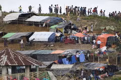 Người Hồi giáo Rohingya tại trại tị nạn Thyangkhali gần làng Gumdhum, Bangladesh, ngày 16/9. (Nguồn: AFP/TTXVN)