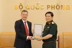 Đại tướng Ngô Xuân Lịch, Bộ trưởng Bộ Quốc phòng tiếp Ngài Bertrand Lortholary, Đại sứ Cộng hòa Pháp tại Việt Nam. (Ảnh: Minh Khánh/TTXVN phát)