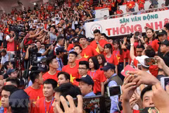 [Video] Người hâm mộ TP.HCM "vỡ òa" khi thấy các cầu thủ U23 Việt Nam