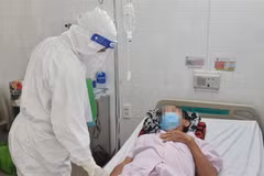 Điều trị cho bệnh nhân COVID-19. (Ảnh: Đinh Hằng/TTXVN)