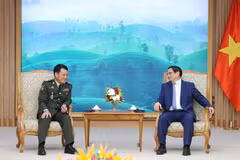 Thủ tướng Phạm Minh Chính tiếp Đại tướng Vong Pisen, Tổng Tư lệnh Quân đội Hoàng gia Campuchia. (Ảnh: Dương Giang/TTXVN)