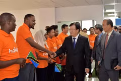 Phó Thủ tướng Trịnh Đình Dũng với cán bộ, nhân viên Công ty Halotel, liên doanh của Viettel tại Tanzania. (Ảnh: Đình Lượng/TTXVN)