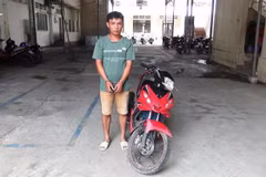 Đối tượng Cao Văn Trung, cùng tang vật tại Công an huyện Hòa Thành. (Ảnh: Thanh Tân/TTXVN)