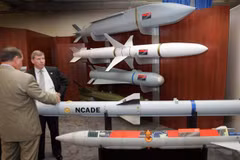 Mô hình tên lửa của công ty Raytheon được trưng bày tại triển lãm hàng không và không gian ở Washington, DC, Mỹ. (Ảnh: AFP/TTXVN)