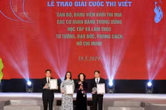 Bà Trương Thị Mai, Ủy viên Bộ Chính trị, Bí thư Trung ương Đảng, Trưởng Ban Dân vận Trung ương trao giải A cho các tập thể, cá nhân.( Ảnh: Phương Hoa/TTXVN)