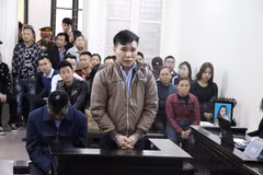 Bị cáo Châu Việt Cường khai báo trước Tòa. (Ảnh: Kim Anh/TTXVN)