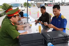 Cảnh sát test thử ma túy đối với lái xe trên cao tốc Hà Nội-Ninh Bình. (Ảnh: Doãn Tấn/TTXVN)