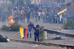 Biểu tình phản đối chính sách khắc khổ của chính phủ tại Quito, Ecuador, ngày 8/10. (Ảnh: AFP/TTXVN)