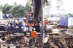 Toàn cảnh cuộc giải cứu bé trai rơi xuống trụ bê tông ở Đồng Tháp