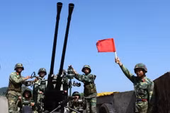 [Photo] Tham gia buổi tập cùng các chiến sĩ Lữ đoàn Phòng không 234