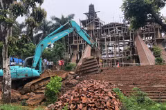 Cưỡng chế phá dỡ công trình xây dựng trái phép (được gọi là “cung điện”) tại thôn Phú Yên, xã Yên Bài, Ba Vì. (Ảnh: Minh Nghĩa/Vietnam+)