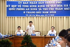 Chủ tịch Ủy ban Nhân dân Thành phố Hồ Chí Minh Nguyễn Thành Phong phát biểu kết luận kỳ họp. (Ảnh: Trần Xuân Tình/TTXVN)