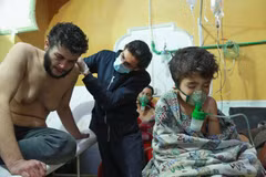 Điều trị cho người dân Syria nghi bị nhiễm khí độc trong vụ tấn công được cho là sử dụng vũ khí hóa học ở Đông Ghouta, Syria ngày 25/2. (Nguồn: AFP/ TTXVN)