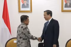 Bộ trưởng Tô Lâm chào xã giao Phó Tổng thống Cộng hòa Indonesia Jusuf Kalla. (Ảnh: Đỗ Quyên/Vietnam+)