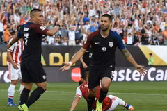Tiền vệ Mỹ Clint Dempsey (số 8) lập công ghi bàn cho đội Mỹ trước đội Paraguay. (Nguồn: AFP/TTXVN)