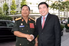 Chủ tịch Ủy ban Nhân dân Thành phố Hồ Chí Minh Nguyễn Thành Phong tiếp Bộ trưởng Bộ Quốc phòng Lào Chansamone Channhalat. (Ảnh: Thanh Vũ/TTXVN)