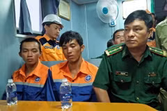 Bộ đội Biên phòng Đồn Phước Tỉnh, huyện Long Điền, đến tiếp nhận hai ngư dân. (Ảnh: Đoàn Mạnh Dương/TTXVN )