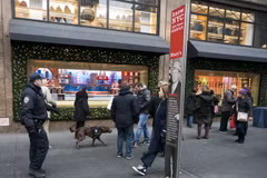 Cảnh sát tuần tra quanh khu vực quảng trường Herald ở New York ngày 12/12. (Ảnh: AFP/TTXVN)