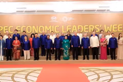 Chủ tịch nước Trần Đại Quang và Phu nhân chụp ảnh chung với Lãnh đạo các nền kinh tế thành viên APEC và Phu nhân. (Ảnh: TTXVN)