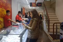 Giao dịch tại Công ty vàng Doji. (Ảnh: Vietnam+)