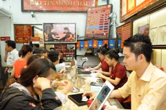 Giao dịch vàng tại Bảo Tín Minh Châu. (Ảnh: PV/Vietnam+)