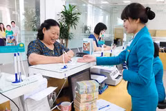 Giao dịch tại ngân hàng. (Ảnh: Vietnam+)