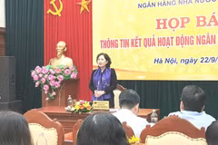 Phó Thống đốc Ngân hàng Nhà nước Nguyễn Thị Hồng trả lời báo chí tại buổi họp báo. (Ảnh: Vietnam+)